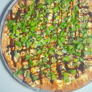 Pizzas Especiais: Temaki - Pizza Grande (Ingredientes: Atum Sólido, Catupiry Original, cebolinha, Cream Cheese, gergelim, Molho Branco Artesanal, molho tare, Mussarela)
