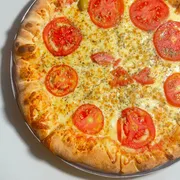 Queijo: Napolitana - Pizza Grande (Ingredientes: Molho de Tomate Artesanal, Mussarela, Parmesão, Tomate Fatiado)