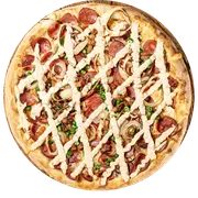Tradicionais: Calabacon - Pizzas Grande (Ingredientes: Bacon, Calabresa, Cebola, Ervilha, Molho Artesanal, Molho Artesanal Sabor Bacon, Mussarela, Orégano)