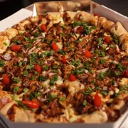 Pizzas Especiais: Outback - Pizza Grande (Ingredientes: cebolinha, Costelinha com Barbecue, Molho Branco Artesanal, Mussarela, Pimenta Biquinho)