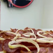 Mini Pizzas: Calabresa - Molho / Muçarela / Calabresa / Cebola / Orégano