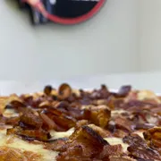 Mini Pizzas: Bacon - Molho / Muçarela / Bacon / Cebola / Orégano