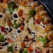 Pizzas Especiais: Brocolis do Chefe - Pizza Grande (Ingredientes: Alho Frito, Bacon, Brócolis, Champignon, Cream Cheese, Molho Branco Artesanal, Mussarela, Tomate Cereja)