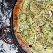 Vegetariana: Vegetariana III - Pizza Grande (Ingredientes: Abobrinha, Alho Poró, Cream Cheese, Milho, Molho de Tomate Artesanal, Parmesão, Tomate)