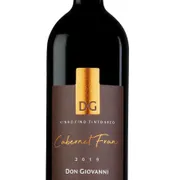 Vinhos Tintos: Don Giovanni Cabernet Franc - De coloração vermelho rubi, límpido e brilhante, a safra 2019 apresenta aromas finos de frutas em compota, como framboesas e morangos,além de notas de especiarias como pimenta preta, tabaco,notas sutis de menta e frutas secas, adquiridas pela passagem de 12 meses em barrica de carvalho francês. Na boca é leve, elegante, com taninos maduros e agradável retrogosto.