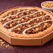 Nobres: 54 - Charge - Pizza Grande (Ingredientes: Leite Condensado, mussarela, chocolate preto, amendoim)