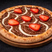 Doces Nobres: 66 - Sensação - Pizza Grande (Ingredientes: Leite Condensado, mussarela, chocolate preto, morango)