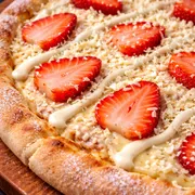 Doces Nobres: 67 - Sedução - Pizza Grande (Ingredientes: Leite Condensado, mussarela, chocolate branco, morango)