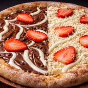 Doces Nobres: 68 - Vik - Pizza Grande (Ingredientes: Leite Condensado, mussarela, chocolate preto, chocolate branco, morango)