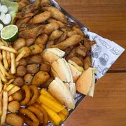 Tábuas: Tábua de Peixe - Preço (Ingredientes: Anel de cebola, Azeitona, Bolinho de aipim, Bolinho de peixe, Fritas, Ovo de codorna, Palmito, Pão com queijo e maionese, Pepino, Polenta frita, Filé de tilápia)