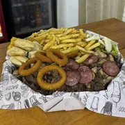 Tábuas: Carne na Tábua G - Preço (Ingredientes: Anel de cebola, Azeitona, Bacon, Bolinho de aipim, Calabresa, Coração, Frango, Fritas, Ovo de codorna, Palmito, Pão com queijo e maionese, Pepino, Polenta frita, Carne bovina)