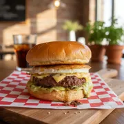 Hambúrguers Artesanais: Dunas Burguer - Hambúrguer (Ingredientes: Bacon, Blend 180g, molho verde especial, Ovo, Pão, Queijo Prato, Relish de Cebola)