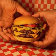 Hambúrguers Artesanais: Monster Atacama - Hambúrguer (Ingredientes: Alface, Duplo Bacon, Duplo Blend 180gr (2 Carnes), molho verde especial, Pão, queijo cheddar 4 fatias, Relish de Cebola, Tomate)