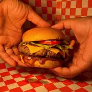Hambúrguers Artesanais: Atacama Burguer - Hambúrguer (Ingredientes: Alface, Bacon, Blend 180g (Carne), molho verde especial, Pão de Brioche, queijo cheddar 4 fatias, Relish de Cebola, Tomate)