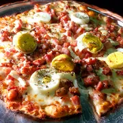 Clássicos: Cabana da Onça - Pizza Gigante (Ingredientes: Bacon, Molho de Tomate, Mussarela, Orégano, Ovo, Parmesão)