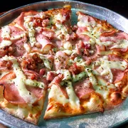 Nobres: Poderosa - Pizza Gigante (Ingredientes: Bacon, Catupiry, Lombo Defumado, Molho de Tomate, Mussarela, Orégano)