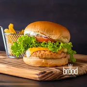 burger brood: Brood Fries Chicken (Frango) - Hambúrguer (Ingredientes: Pão Tipo Brioche, Molho Brood, Bacon, Frango Empanado, Cheddar Cremoso, Muçarela, Picles de Pepino, Alface, Tomate, Cebola Crua, Maionese Verde)