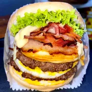 Lanches: Al Capone - Lanche (Ingredientes: Alface, Bacon, catupiry, Dois Hamburguers bovino caseiro, Dois Ovos, Muçarela, Pão, Presunto, Provolone)