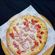 Gourmet: BRIGADEIRO DE NINHO COM MORANGO - Pizza Doce (Ingredientes: Brigadeiro de Ninho Nestlè, Leite Ninho em Pó, Morango)