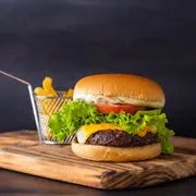burger brood clássicos: brood cheeseburger salada - Hambúrguer (Ingredientes: Pão Tipo Brioche, Molho Brood, Hambúrguer Bovino, Muçarela, Tomate, Alface, Maionese Verde, * Acompanha Porção de Batatas Fritas!)