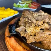 Combos e Porções de Carne: Alcatra Acebolada + Polenta 800g - Combos 800g (Ingredientes: Combo)