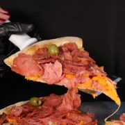 Promo 1: 05.Calabresa com cheddar - Pizza Grande (Ingredientes: Molho da Casa, Calabresa, Cheddar, Azeitona)