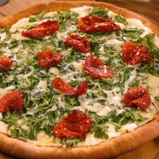 Nobres: Tomate Seco - Pizza Gigante (Ingredientes: Molho de Tomate, Mussarela, Orégano, Rúcula, Tomate Seco)