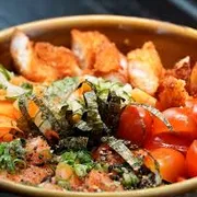 Poke: POKE SALMÃO CRU COM CAMARÃO EMPANADO - Tamanho Grande 500 gramas aprox. (Ingredientes: CAMARAO EMPANADO, salmão cru)