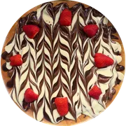 Doces: Chocolate c/ Morango - Pizza Grande (Ingredientes: massa branca,  chocolate meio amargo,  chocolate com avelã,  leitinho,  morango)