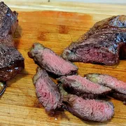 Porções: Itália Grill - Grande (Ingredientes: farofa, fritas com bacon mussarela, Mandioca, Picanha em Tiras, Vinagrete)