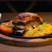 Porções: Costela Demi Glace - Porções acompanhamento (Ingredientes: ARROZ, Costela Macia, Purê De Cabotiá, Salada de cebola, Tomate reduzido ao conhaque)