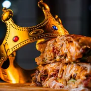 xis: Xis Império da Boa - Xis (Ingredientes: Alface, Bacon, Calabresa Fatiada, Cebola refogada na chapa, Coração, Ervilha, Maionese, Milho, Ovo, Queijo 2 fatias, Tomate)