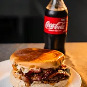 xis: Xis bacon - Xis (Ingredientes: Alface, Bacon Fatiado, Ervilha, Hambúrguer de Carne, Maionese, Milho, Ovo, Queijo 2 fatias, Tomate)