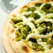 Promocionais: Brócolis com Catupiry - Pizza Grande (Ingredientes: Brócolis, Catupiry, Molho, Mussarela, Orégano)