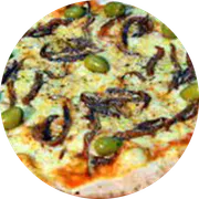 Tradicionais: Aliche - Pizza Família (Ingredientes:  Aliche,  Azeitonas,  Cebola,  Mussarela,  Orégano,  Parmesão,  Tomate, Molho)
