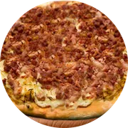 Tradicionais: Bacon - Pizza Família (Ingredientes:  Azeitona,  Bacon,  Mussarela,  Orégano, Molho)