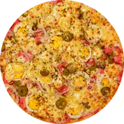 Tradicionais: Portuguesa Especial - Pizza Família (Ingredientes:  Azeitonas,  Bacon,  Cebola,  Milho,  Mussarela,  Orégano,  Ovo,  Presunto, Molho)