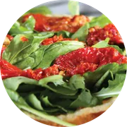 Tradicionais: Tomato - Pizza Família (Ingredientes:  Azeitona,  Mussarela,  Orégano,  Rúcula,  Tomate seco, Molho)
