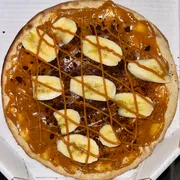 Pizzas Doces: Tranoffee - Grande (Ingredientes: Banana fatiada, Doce de Leite Mineiro Aviação, Farofa de Negresco)