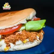 xis: Xis Frango - Xis (Ingredientes: Alface, Ervilha, Frango Desfiado, Maionese, Milho, Ovo, Queijo 2 fatias, Tomate)