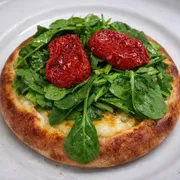 Esfihas Salgadas: Mussarela Com Rúcula e Tomate Seco - Esfiha Salgada (Ingredientes: Mussarela, Rúcula, Tomate Seco)