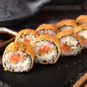 Hot Roll´s: SalmãoFiladelfia 08 Peças - Enrolado de Alga, Arroz, Salmão, Cheese, Cebolinha Empanado e Frito