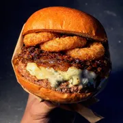Hambúrguers Artesanais: Itália - Hambúrguer (Ingredientes: 3 Anéis de Cebola, Blend 180g, Molho Barbecue, Pão de Brioche, Queijo Gorgonzola)