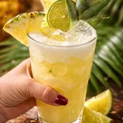 Drinks Premium: Drink caipiroska - Abacaxi - Vodka, gelo, abacaxi e limão