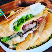 Lanches de Filé de Picanha: X Picanha Bife Salada - Lanche (Ingredientes: Bife de Picanha, Queijo Prato, Salada)