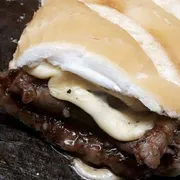 Lanches de Filé de Picanha: carne e queijo de picanha - Lanche (Ingredientes: Bife de Picanha)