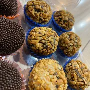 Sobremesas: Brigadeiro de Amendoim - Sobremesas (Ingredientes: Amendoim)