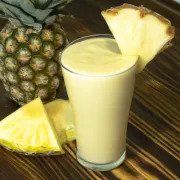 Sucos de Polpa & Natural: Suco Polpa Abacaxi com Leite - Suco polpa de Abacaxi batido com Leite