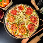 Tradicionais: Portuguesa - Pizza Grande (Ingredientes: Azeitona, Calabresa, Cebola, Mussarela, Orégano, Ovo, Pimentão, Presunto, Tomate)