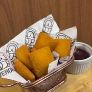 Porções: Cheese Pillowsc/ Geleia de Pimenta - Gouda Empando c/ Geleia de Pimenta